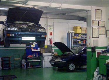 Monan Auto coches en un taller mecánico