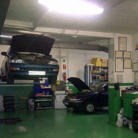 Monan Auto coches en un taller
